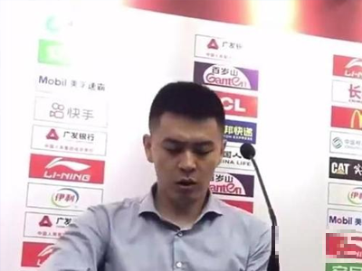 松一口气！杨鸣在赛后发布会上一瓶水一饮而尽