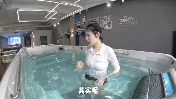 期待已久!美女教你如何学会蝶泳