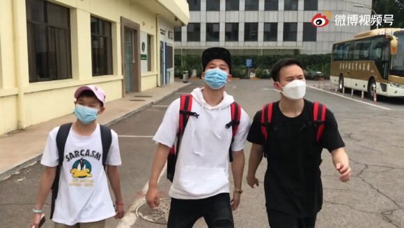 嚣张的步伐😂!陈艾森全红婵谢思埸解除隔离