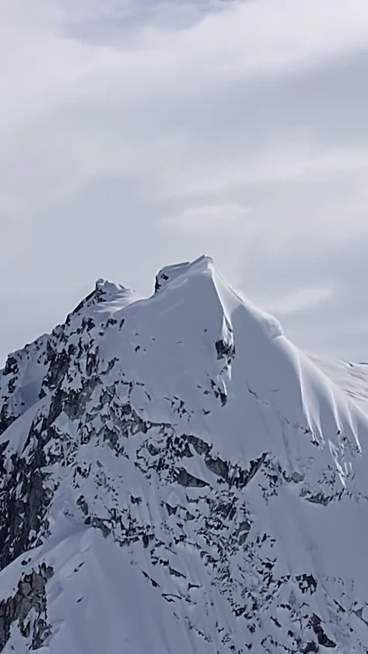 这真是拿生命在滑雪啊