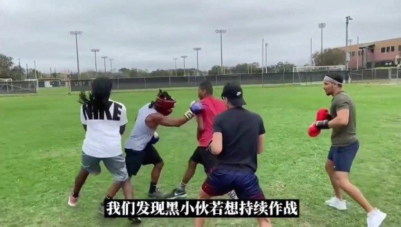 嚣张小黑单挑不过瘾 挑战四人被围攻毫无还手之力