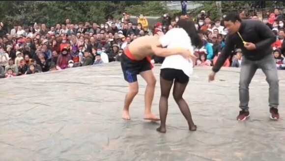 男女混合摔跤激战 柔弱萌妹直接KO男子